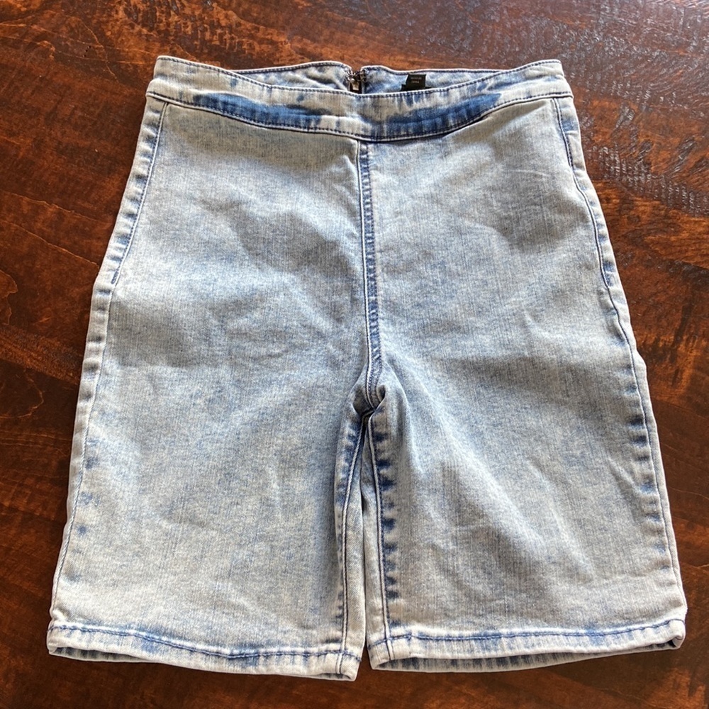 ⭐️Free w/ Purchase! Wild Fable Acid Wash Denim Biker Shorts Size 2 - Picture 4 of 8